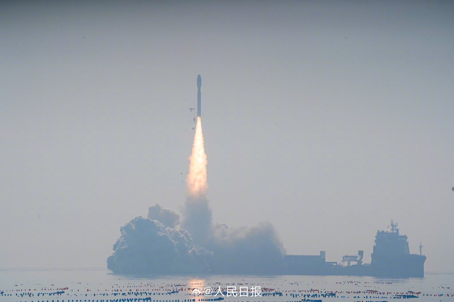 1月13日，大陸在山東海陽附近海域成功發射微厘空間01組衛星。圖/取自人民日報微博