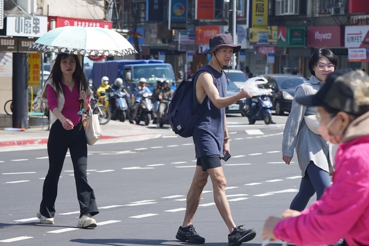 天氣穩定溫暖，民眾已經換上夏裝。圖/取自中央社