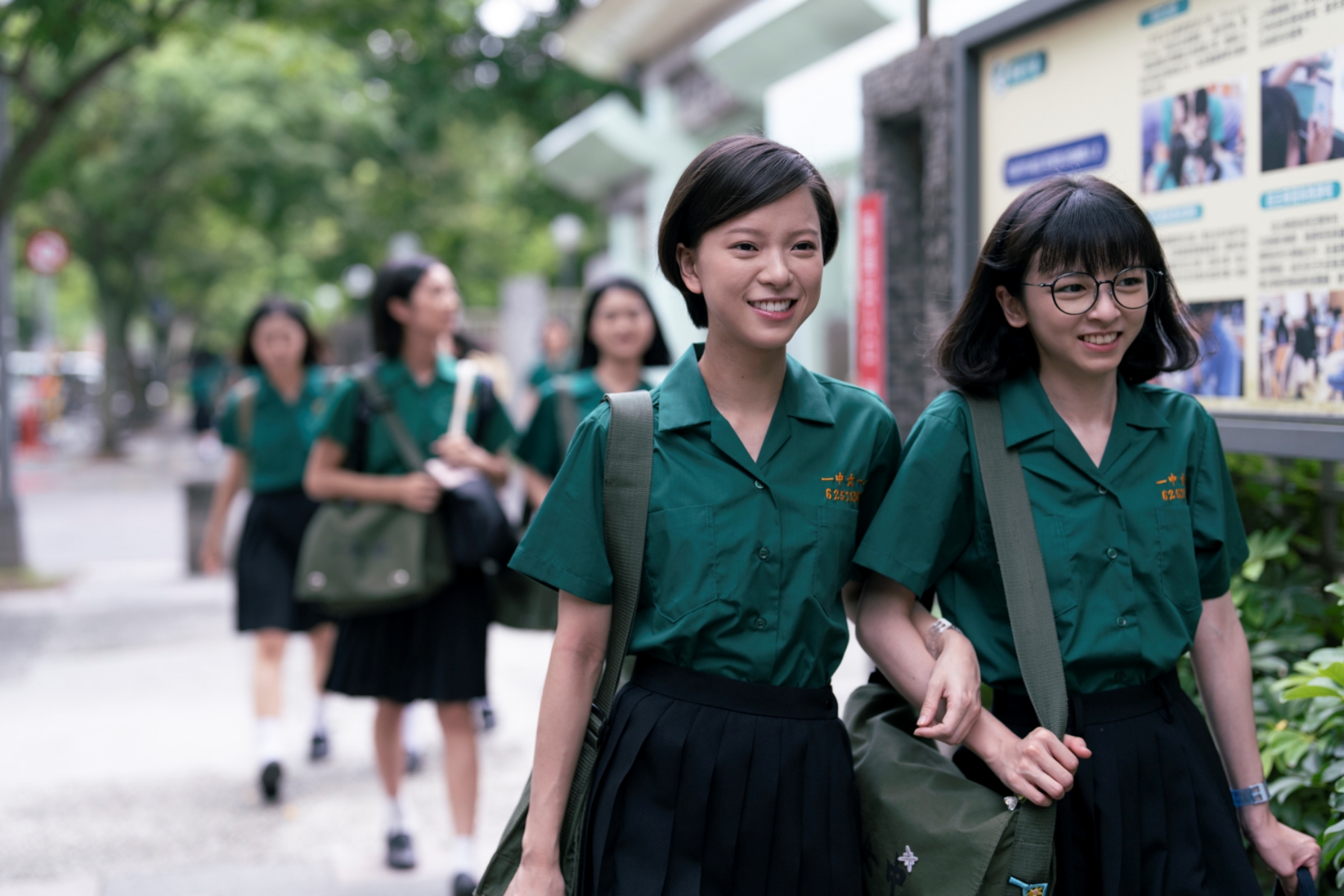 項婕如(左)和陳姸霏(右)在《夜校女生》扮演一女中日夜校的「桌友」。圖/興揚電影提供