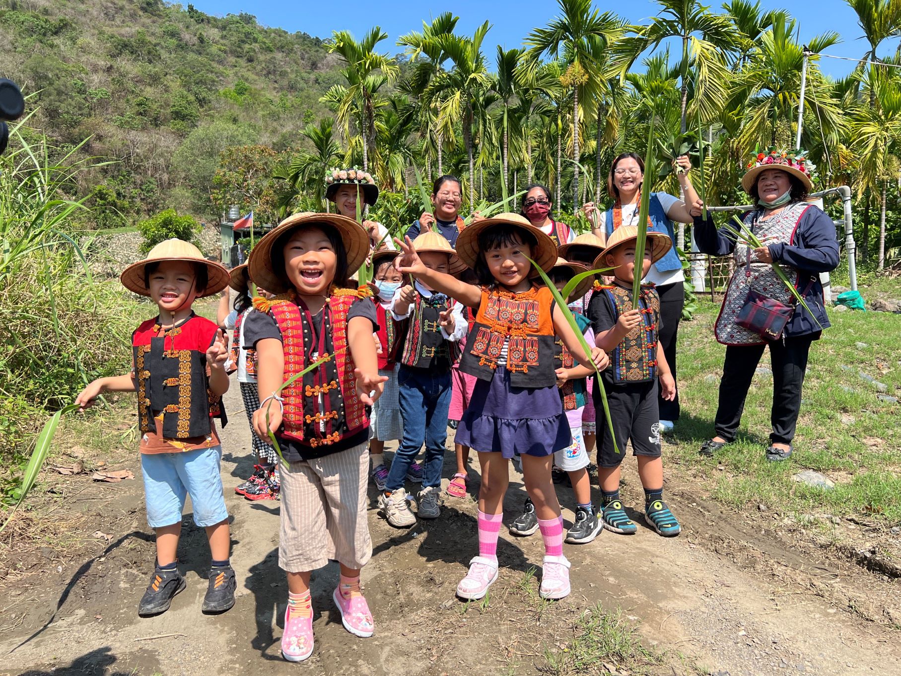 屏東來義幼兒園義林分班採集甲酸漿葉及芒草，一起跟著VUVU學習做最道地的獵人。 圖/灃食公益飲食文化教育基金會提供