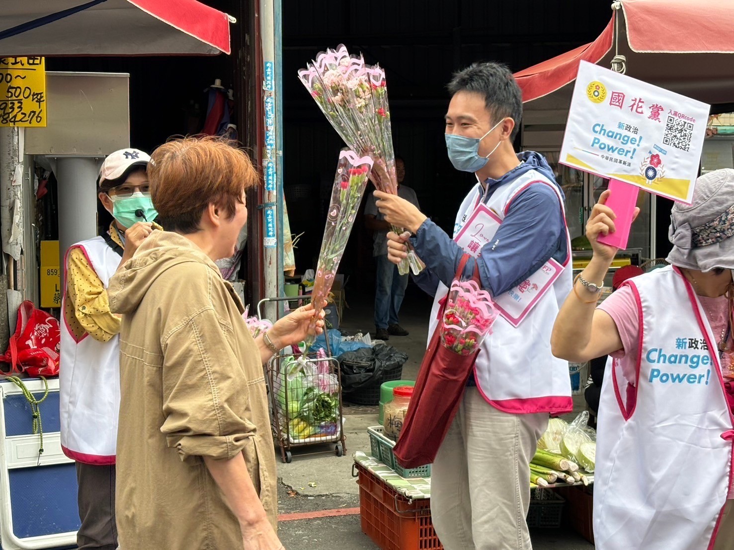 台灣詐騙橫行，國花黨近期發起【全民請願連署挺打詐】活動，獲23名立委領銜擔任發起人，盼朝野合作完成《打詐專法》立法，圖為國花黨志工在街工宣揚理念。圖/國花黨提供