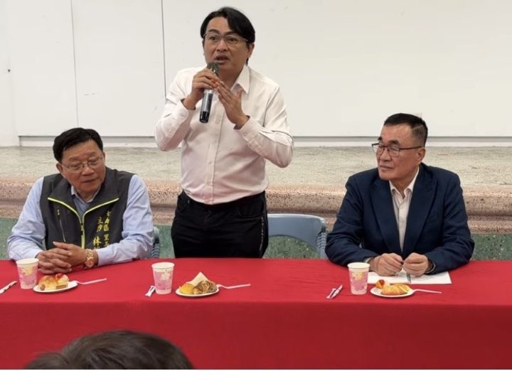 曾煥嘉議員虛心傾聽里長建言。圖/曾煥嘉議員服務處提供