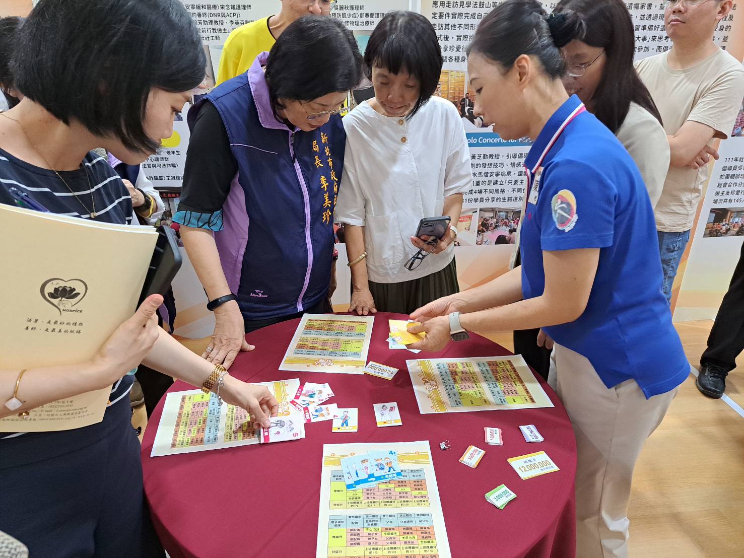 學員和老師都對「好野人分粿」的桌遊備感興趣。圖/新北市政府社會局提供