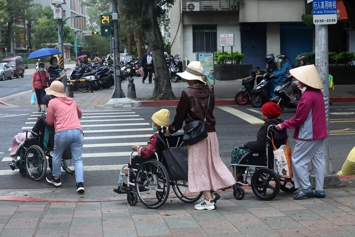 受到東北季風影響，迎風面仍有局部短暫雨。圖/取自中央社