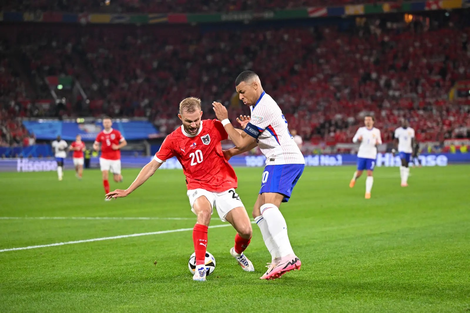 姆巴佩（右）帶領法國隊拿下歐洲盃小組賽首勝，但在比賽過程不幸掛彩。圖/取自法國國家足球隊網站
