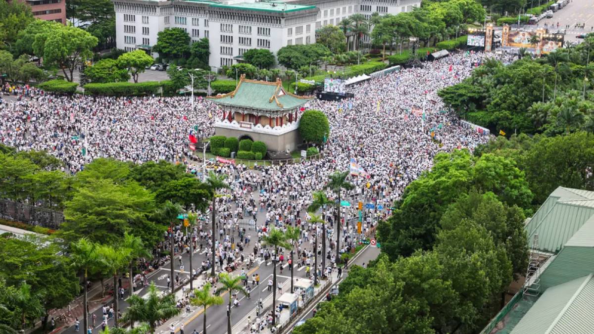 國民黨7月25日在凱達格蘭大道舉辦「我是人，我反毒台」集會，吸引大批民眾走上街頭，表達對政府處理食安事件的不滿。（圖／中央社記者謝佳璋攝）