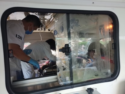 6月12日下午，急救工作人員正在對中暑患者進行救治。圖/取自新京報