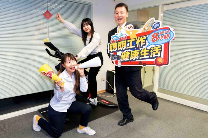 永慶房屋響應「2026世界自行車日－企業室內飛輪競賽」，舉辦快閃飛輪賽，挑戰首日同仁們合力累計踩出近100公里。圖/永慶房屋提供