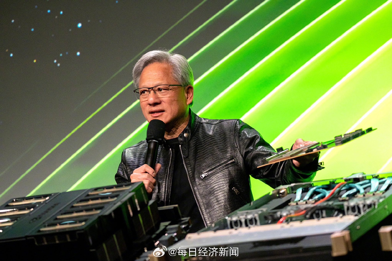 輝達（NVIDIA）執行長黃仁勳於19日抵達北京參加輝達舉辦的迎春會。圖/取自每日經濟新聞微博