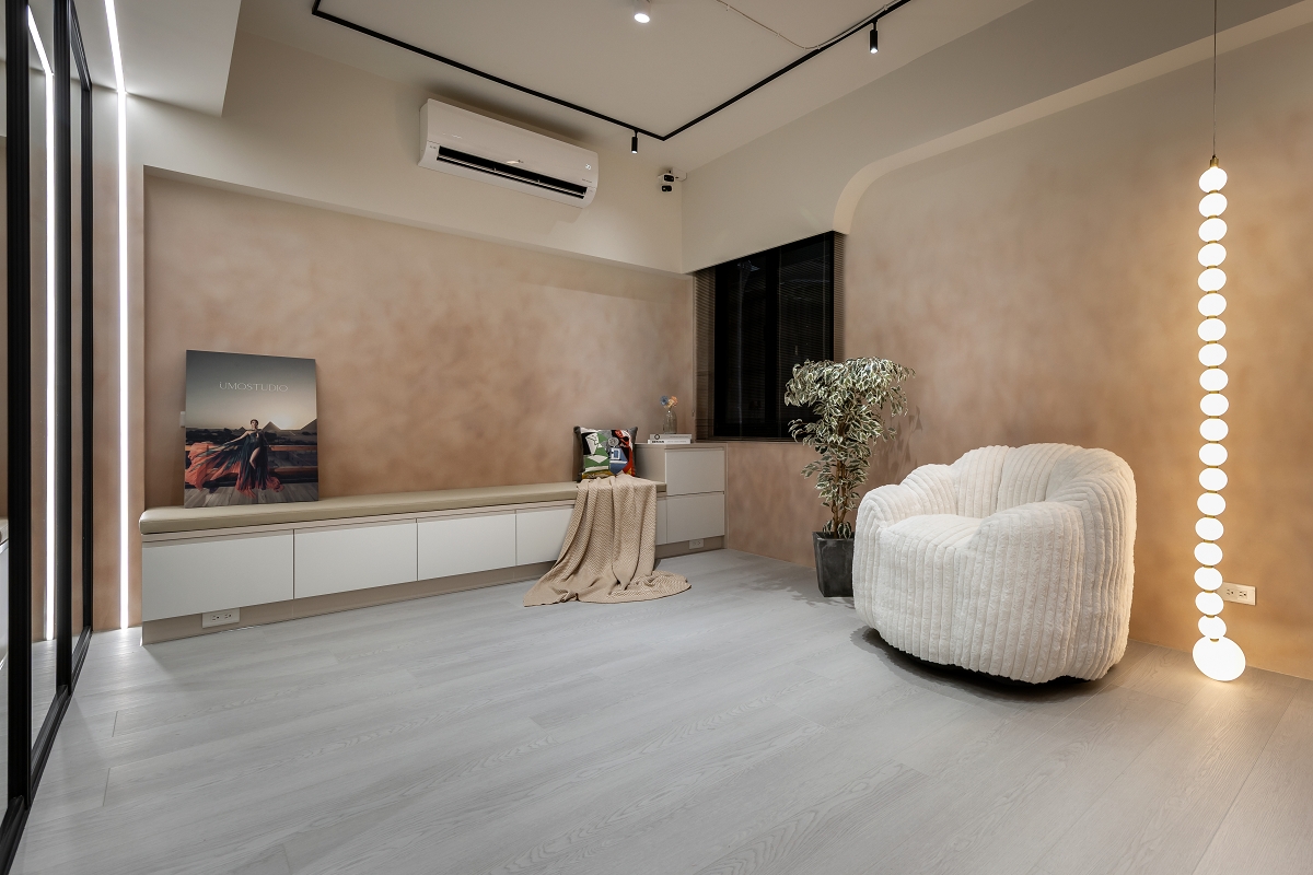 歐德高度客製化，針對交誼廳現況捨棄高櫃堆疊，規劃窗邊臥榻避開窗簾保留採光，對角線財位刻意升高櫃體，方便薔薔安放招財小物。圖/歐德集團提供