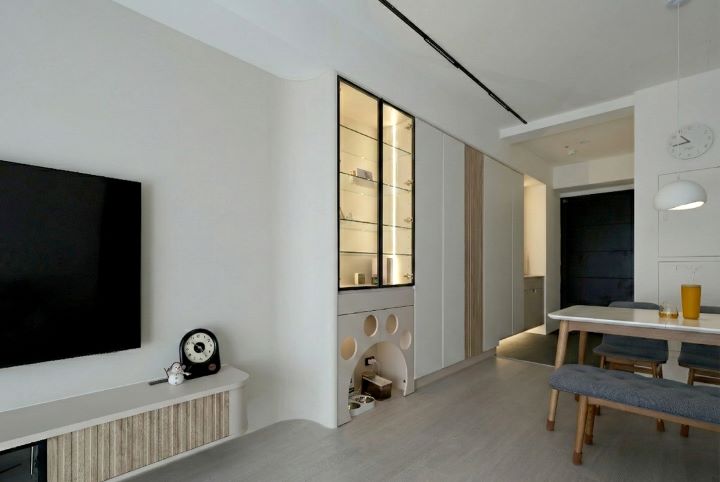 因應「五口之家」儲物需求，歐德規劃大型收納牆，統合汙衣區、高爾夫球具、嬰兒車、行李箱及大小家電，美感機能兼具。圖/歐德集團提供