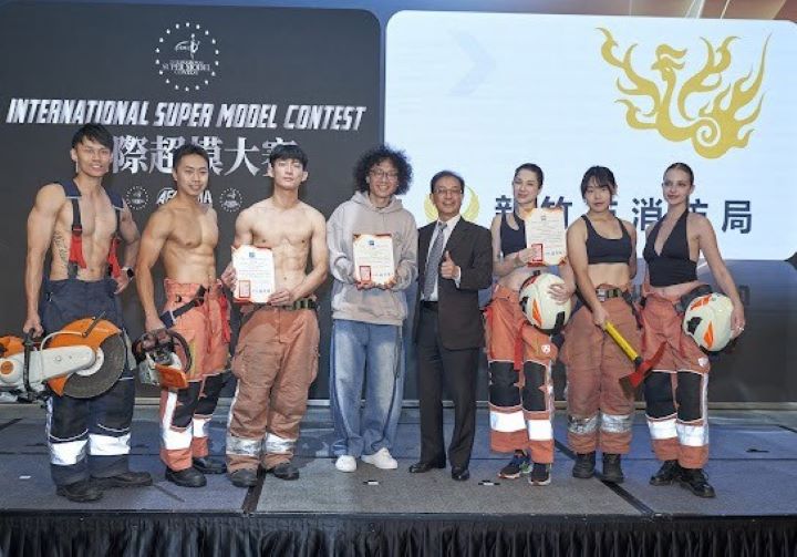 前理事長姜長安(右四)致贈感謝狀予表演暨得獎者新竹消防局與黃導爆爆(左四 )。圖/協會提供