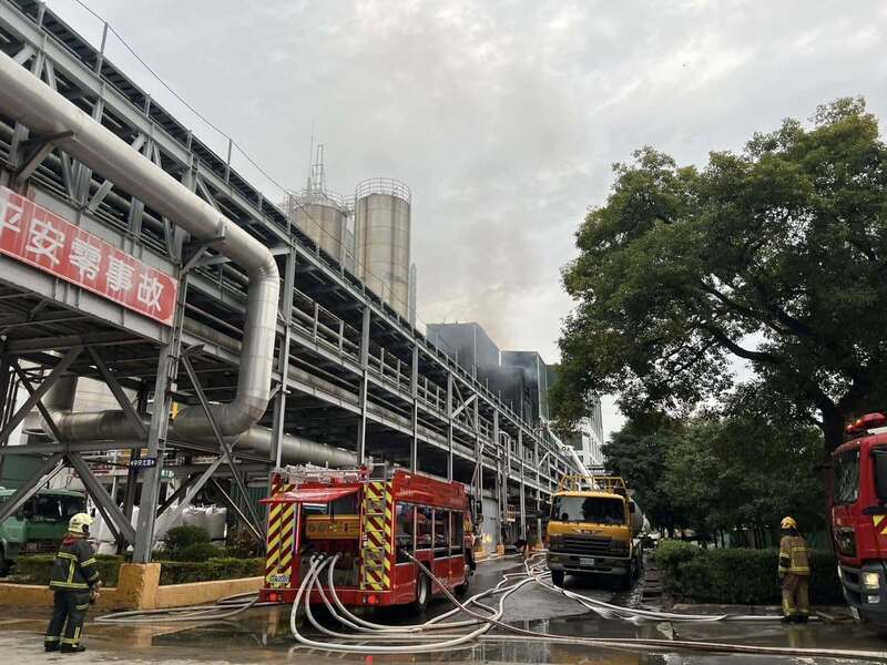 新竹縣新埔鎮遠東新世紀（棉六場北廠）6日發生火警，警消立即到場搶救，環保局也即時進行空氣品質監測，提醒下風處區域可能出現異味。圖/中央社