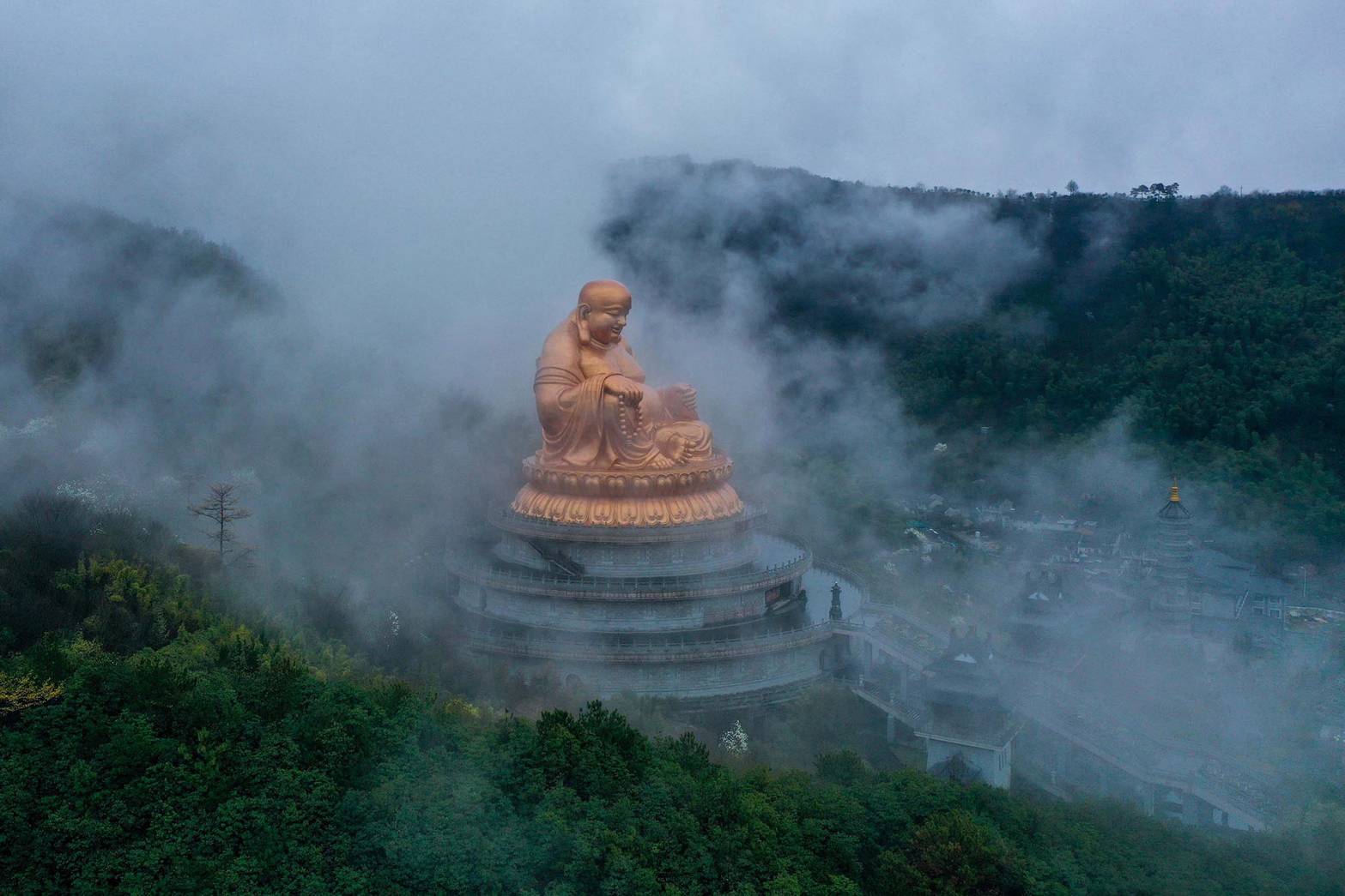 雪竇寺彌勒大佛在霧中若隱若現，仿若仙境。圖/中新社發 胡學軍 攝