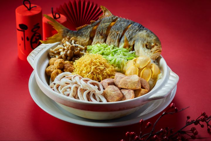 圓苑餐廳主廚戴立承獻上40年煲湯工夫而成的「金鯧米粉霸王鍋」，整尾金鯧搭配各款上選海鮮食材增添湯頭風味，讓米粉吸滿豐厚湯汁，完美展現年節佳餚的豪華與豐盛。圖/圓山大飯店提供