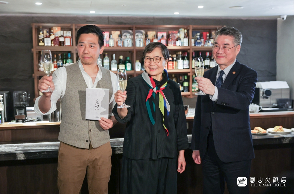 圓山大飯店首次攜手亞洲50大，國際知名酒吧「Bar Mood Taipei吧沐」，共同聯名打造全新的「覓到by吧沐」酒吧(Meet by Bar Mood)，推出全新台灣國際級在地調酒 (由左依序為吧沐創辦人吳盈憲、圓山大飯店董事長葉菊蘭、方遠懷總經理) 。圖/圓山大飯店提供