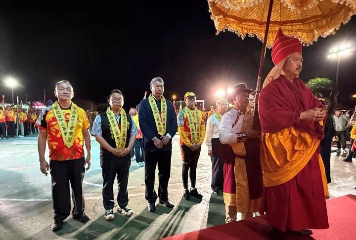 孫文學校總校長張亞中(後排右三)與社團法人中華關聖帝君公益弘揚總會游同人理事長(後排右二)共同祈福。圖/記者張蔭泉攝