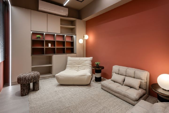 遊戲間牆面深度不一，歐德設計師大膽採用「視覺錯位」、圓弧潤飾、上下櫃體交錯及結合燈條，打造出宛如平整牆體的藏品展示櫃。圖/歐德集團提供