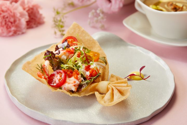 圓山牛排館首次推出吸睛又富寓意的花束沙拉，以阿拉斯加長腳蟹、魚子醬與生食級干貝為主角，搭配酥脆餛飩皮與清爽柚子油醋，展現多層次口感。圖/圓山大飯店提供