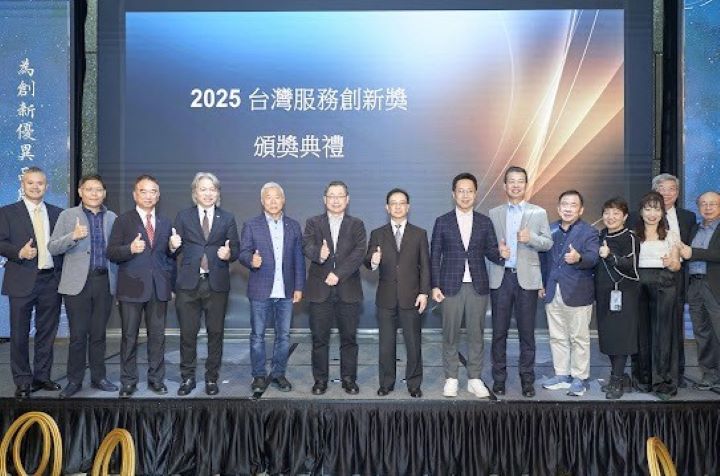 社團法人台灣服務業發展協會全體理監事顧問合影。圖/協會提供
