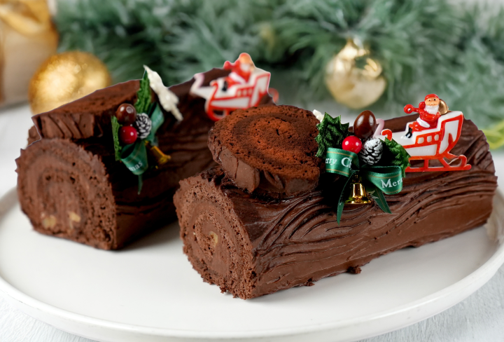 圓山松鶴餐廳以核桃巧克力樹幹蛋糕等聖誕限定口味征服旅客味蕾，每一口都為旅人添上一抹節慶的幸福滋味。圖/圓山大飯店提供