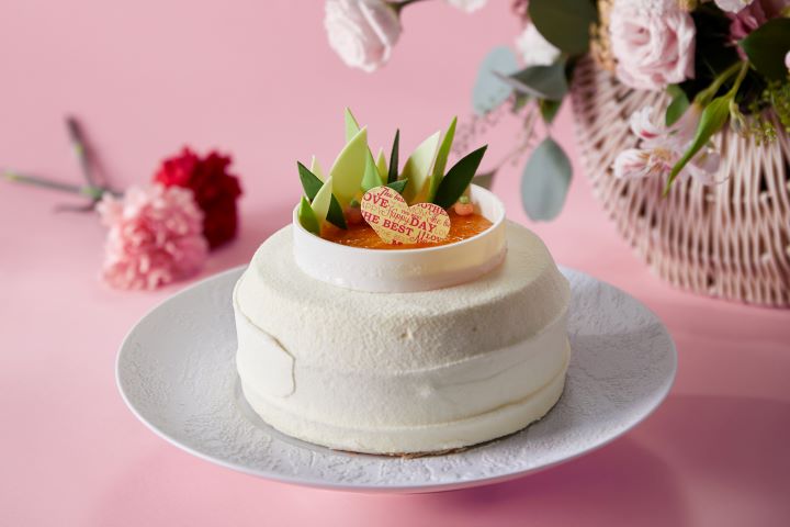 松鶴餐廳國宴西點主廚謝明松揉合法式經典技法與台灣在地水果元素，創作6吋「沁心果綻」母親節限定蛋糕，每一口都鑲藏著對媽媽的無限愛意。圖/圓山大飯店提供