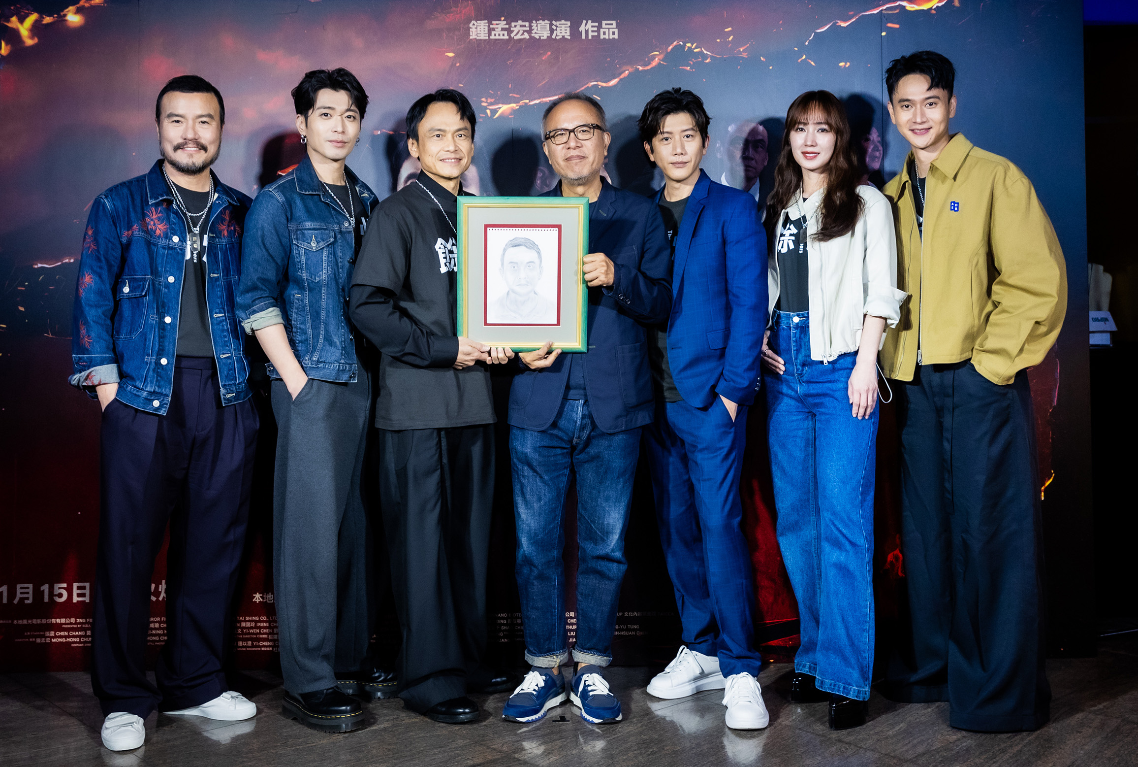 《餘燼》首映會（左起）演員李銘忠、侯彥西、陳以文、導演鍾孟宏、演員莫子儀、小薰（黃瀞怡）、劉冠廷拿出電影道具（陳以文畫像）合照。圖/本地風光提供