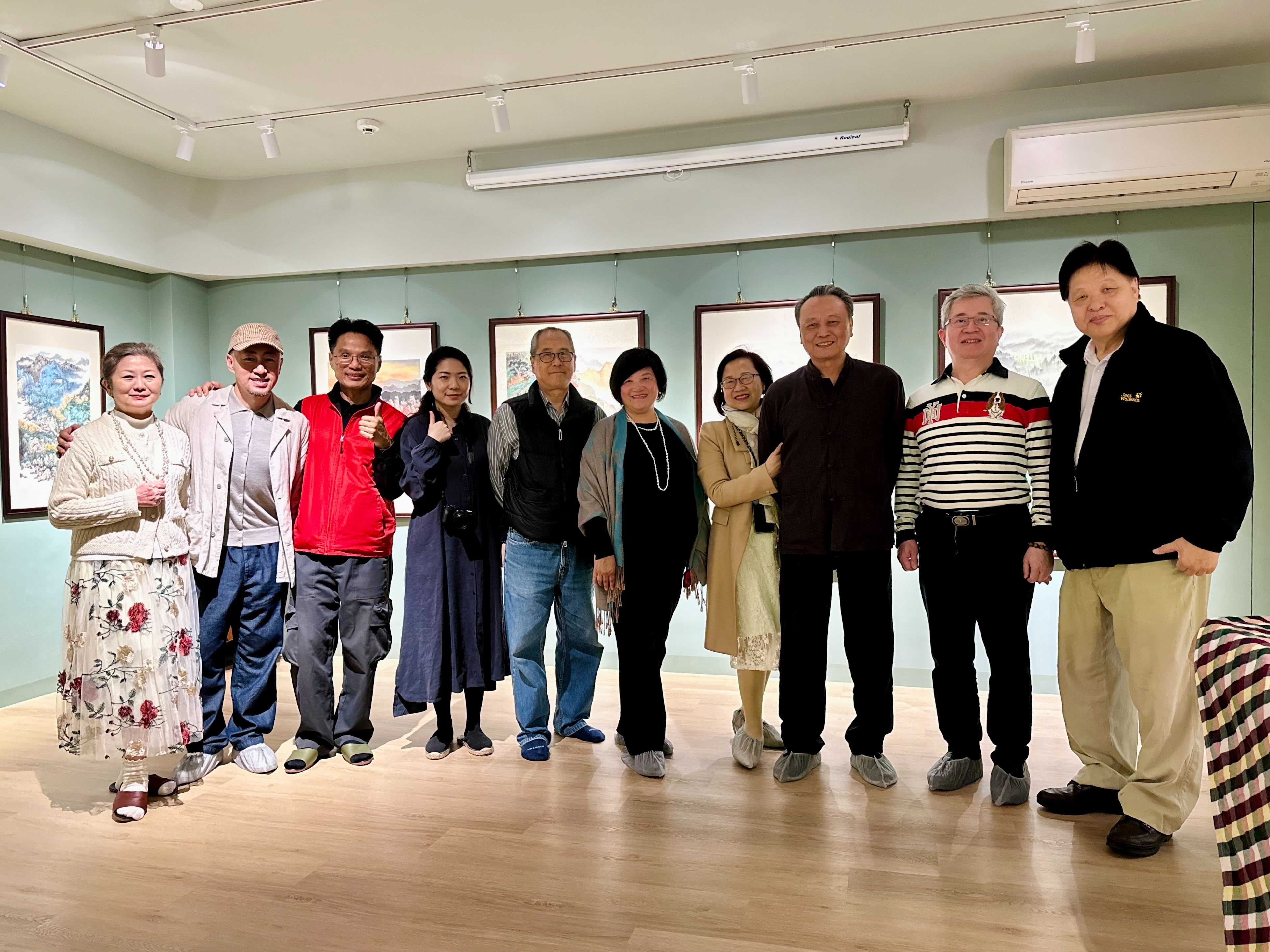 石雲華老師及夫人（右三、四）與收藏家藍麗珠女仕（中）等貴賓們合影。圖／林碩國際 提供