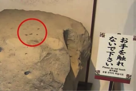 台灣藝人五熊疑似對日本國寶佛足石（圖）潑油。圖/取自Joel來談日本臉書