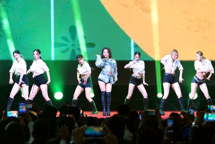 以渾厚高亢嗓音震撼全場的丁噹，帶來舞力全開組曲，持續炒熱現場熱鬧氣氛。圖 /永慶房產集團提供