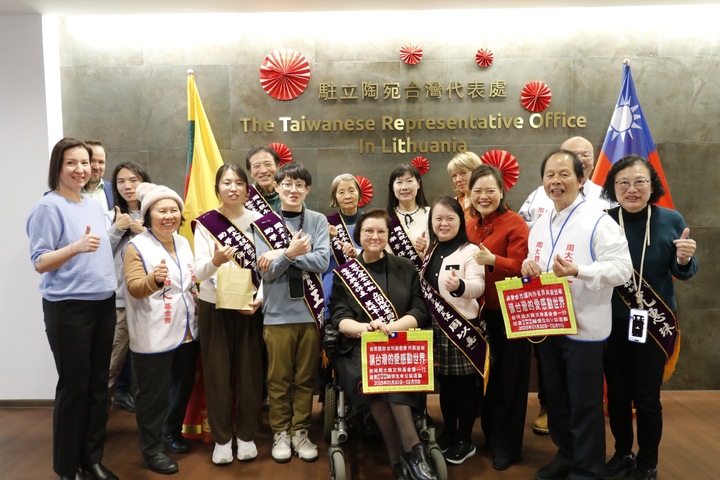 台灣愛傳送立陶宛，立陶宛肌萎國會議員莫妮卡．奧什米安斯基恩（前排中間坐者） ，克服自身限制且熱心為民喉舌，周大觀文教基金會創辦人周進華（前排右二）帶領台灣生命鬥士一行人，春節期間跨國傳愛，向莫妮卡．奧什米安斯基恩致敬。圖／周大觀文教基金會提供