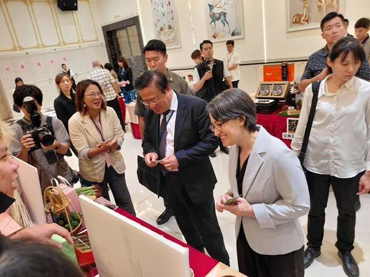 中華民國全國商業總會理事長許舒博（中）陪同副總統蕭美琴（右），巡視「2026台灣百大糕餅伴手禮」會場展示攤位。圖／主辦單位 提供