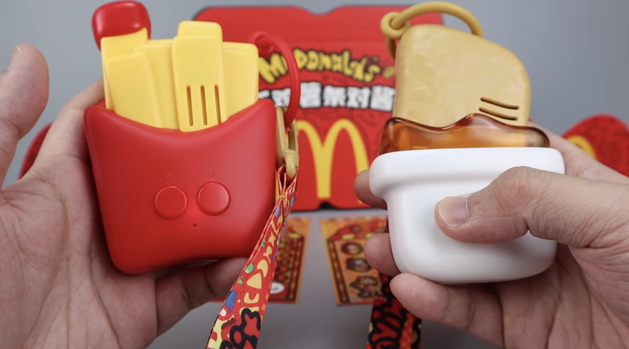 麥當勞推出的「麥麥對講機」成為了年輕人們追逐的潮品。圖/截自路邊de大叔 YouTube