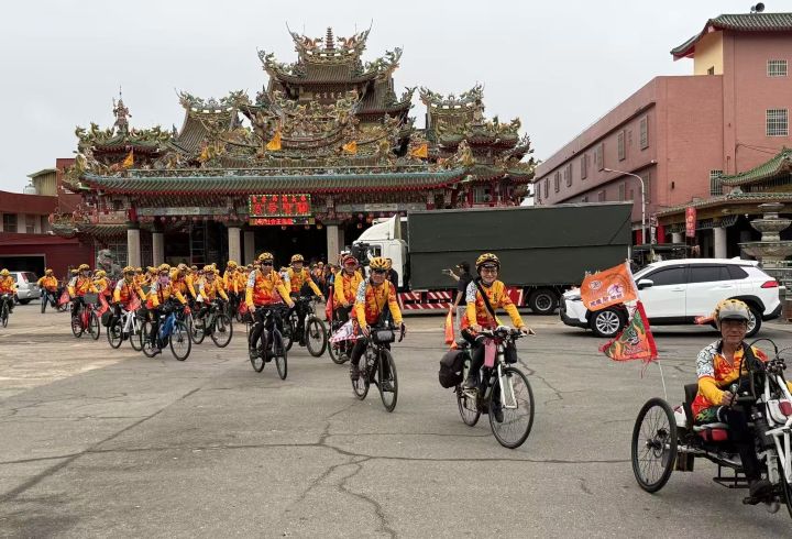 關聖帝君赤兔鐵馬環台騎行隊於保安宮啟程,為全台騎行盛福。圖/張蔭泉攝