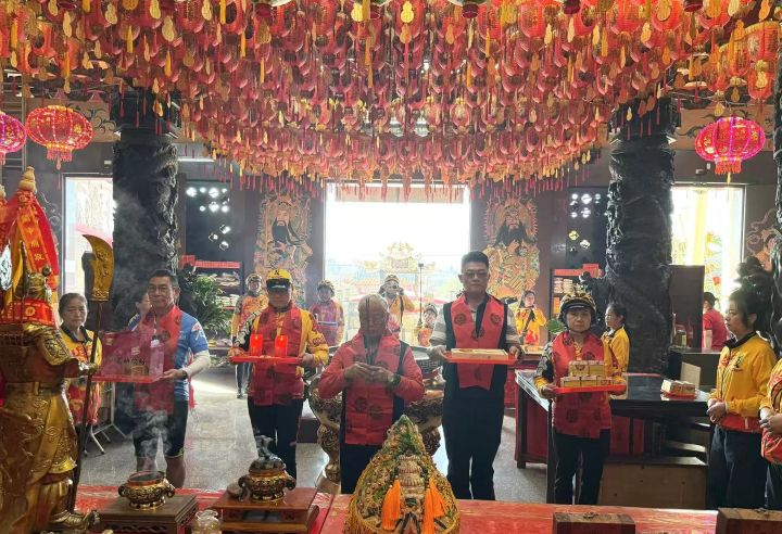 騎行隊抵達新豐文財福德宮,張瓊山主委(中)上香祈福。圖/張蔭泉攝